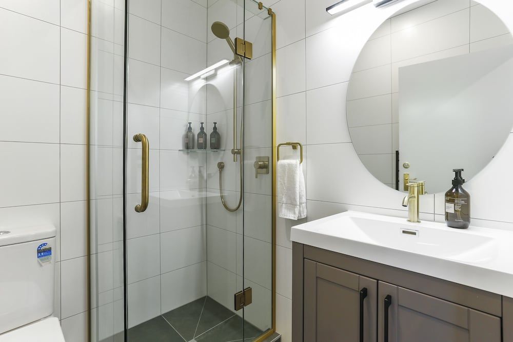 Elegant Living in the City Deluxe Apartment 13