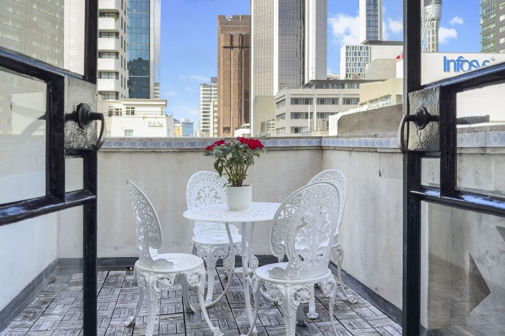 Elegant Living in the City Deluxe Apartment 10