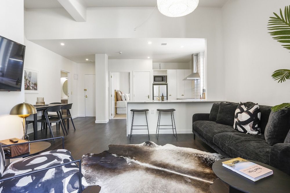 Elegant Living in the City Deluxe Apartment 7