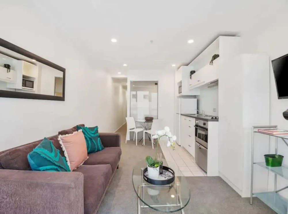 undefined Lovely Two Bedroom Apartment Close To Sky Tower 7