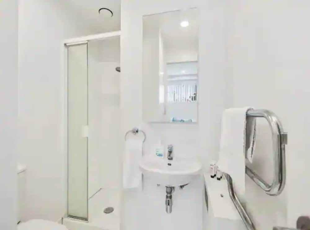 undefined Lovely Two Bedroom Apartment Close To Sky Tower 8