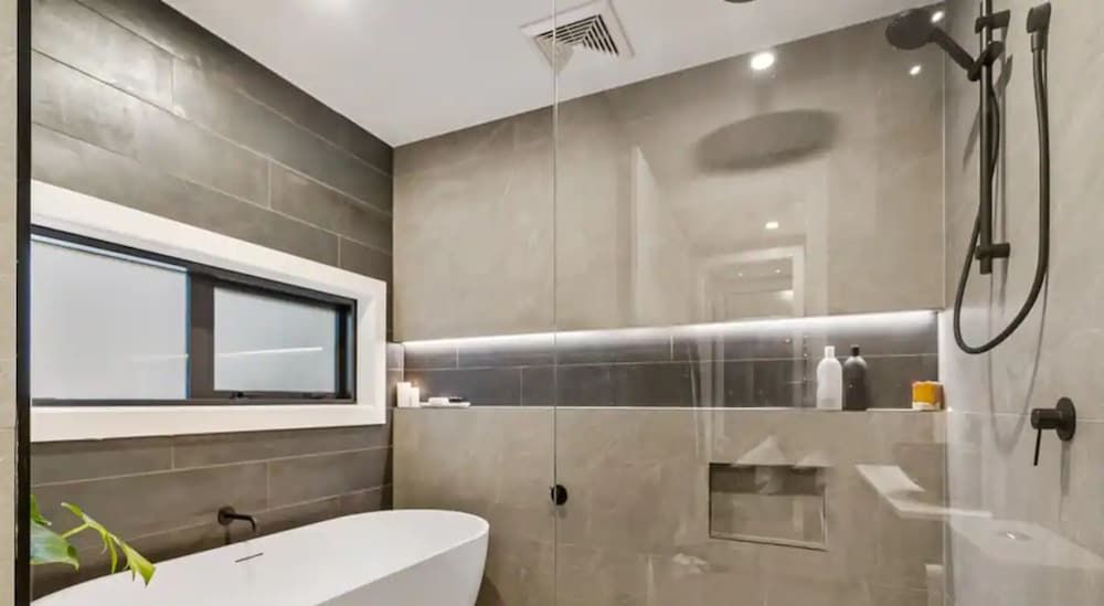 undefined Awesome Apartment W/ Parking! 7