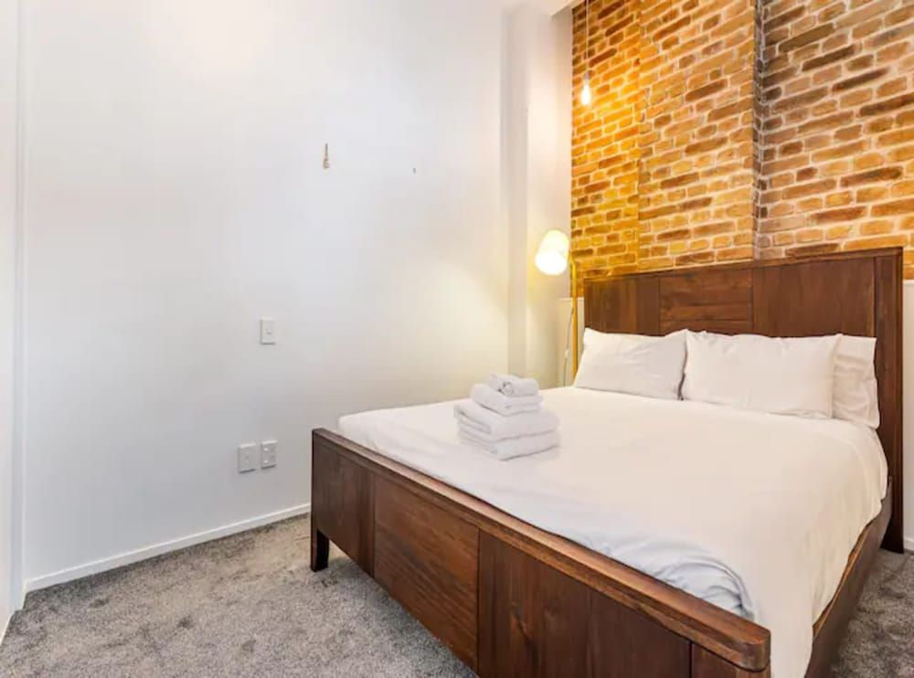 undefined Stylish City Pad Near Sky Tower! 3