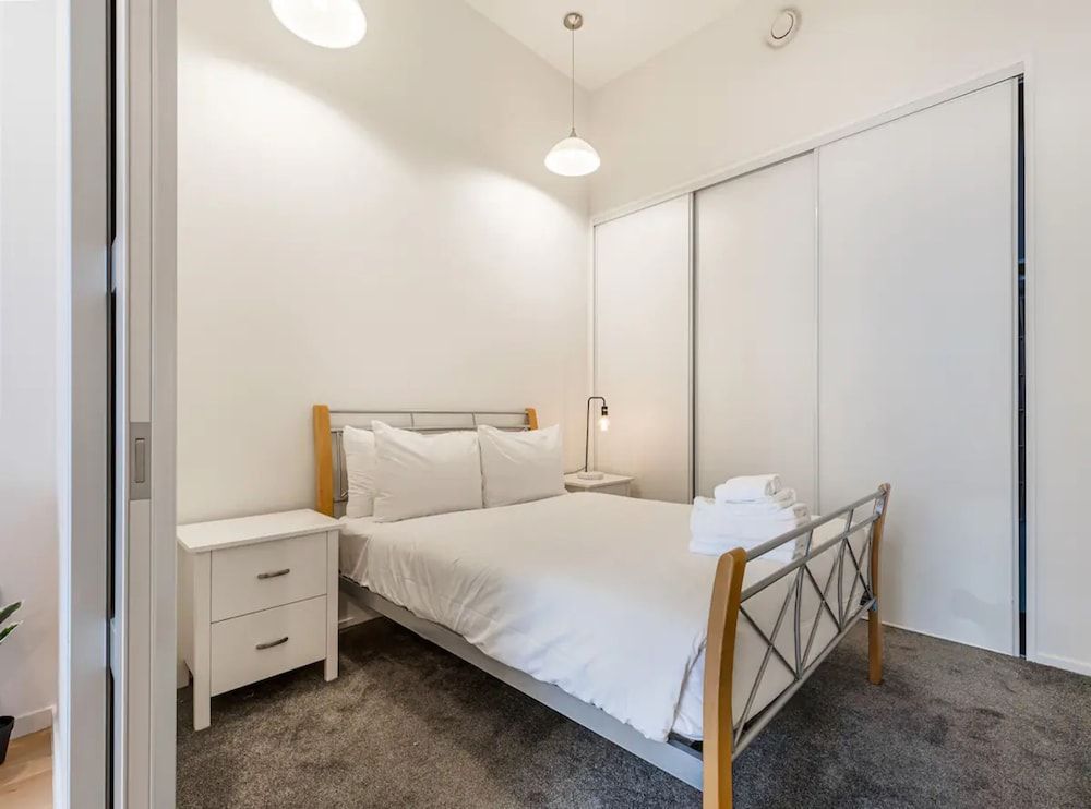 undefined Stylish City Pad Near Sky Tower! 2