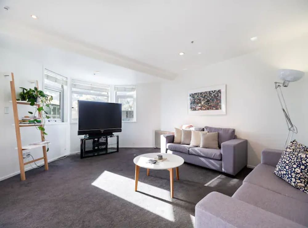 undefined Stunning Three Bedroom Home Near Sky Tower 8