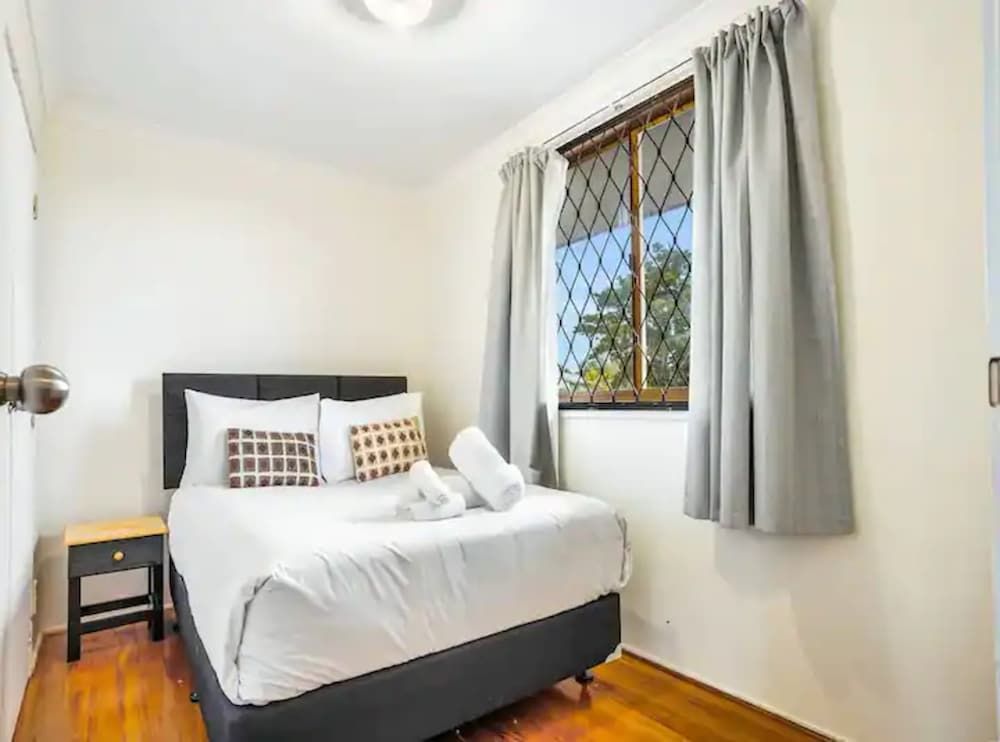 undefined Lovely 2-Bedroom Apartment With Free Parking