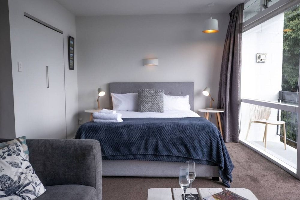 Centrally Located Light-filled Studio w/ Parking Basic Studio, 1 Queen Bed 5