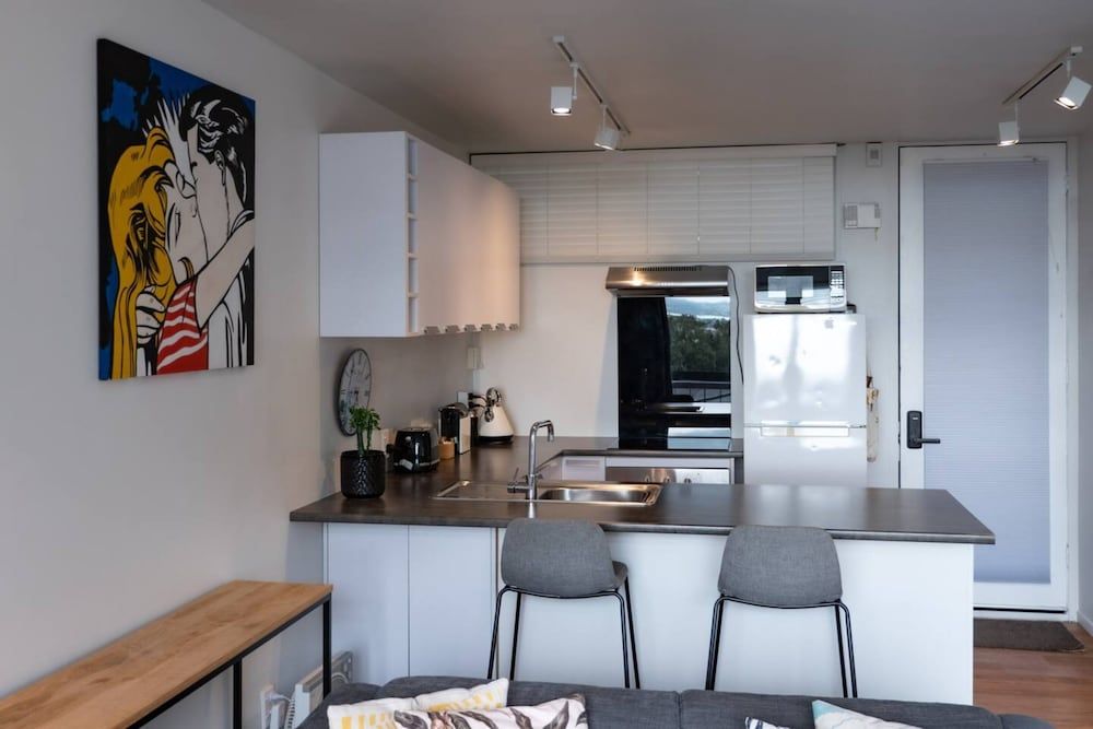 undefined Centrally Located Light-filled Studio w/ Parking 7