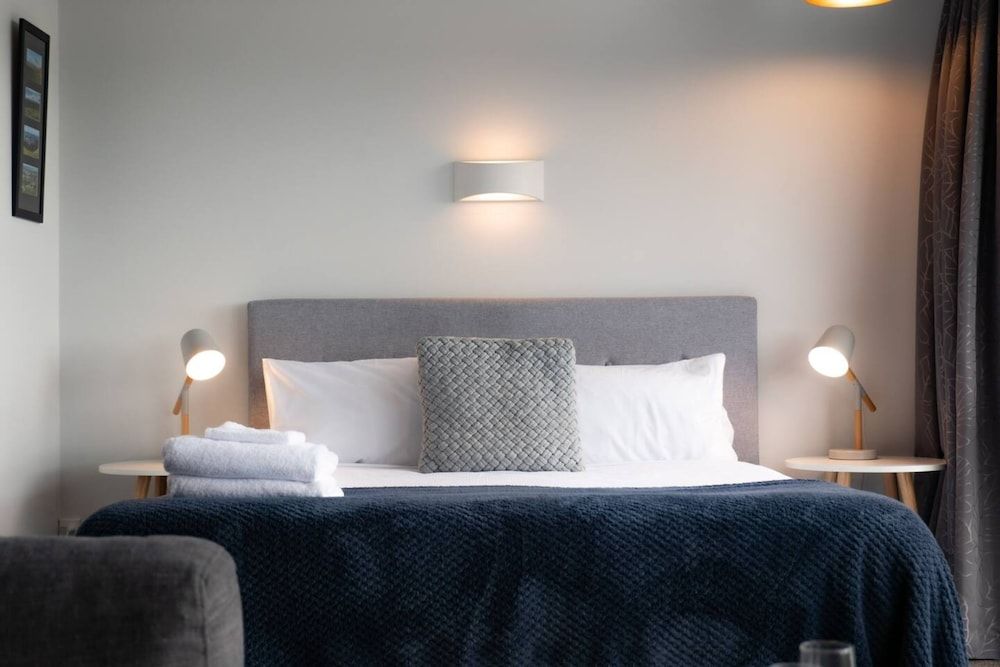 Centrally Located Light-filled Studio w/ Parking Basic Studio, 1 Queen Bed 7