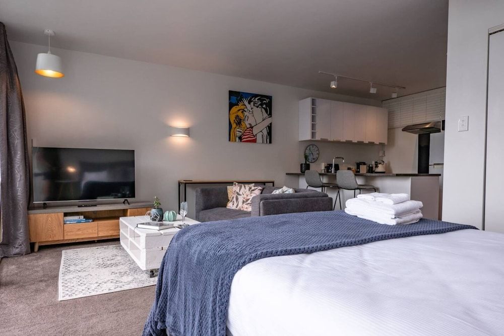 Centrally Located Light-filled Studio w/ Parking Basic Studio, 1 Queen Bed 4