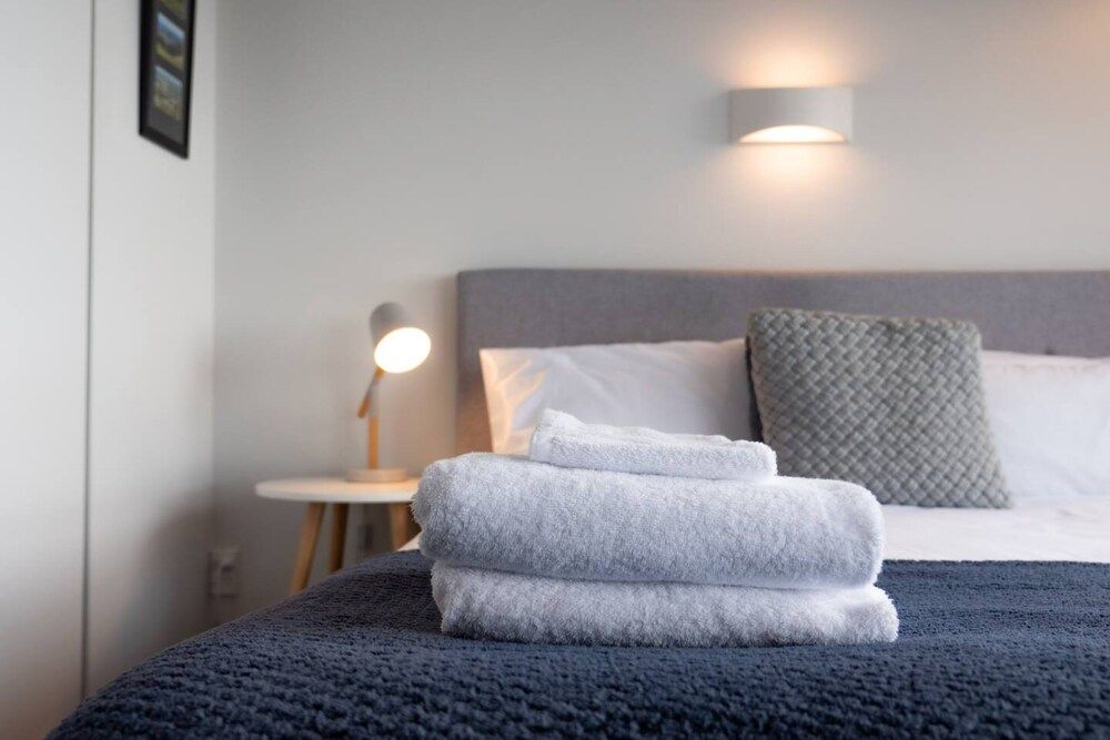 Centrally Located Light-filled Studio w/ Parking Basic Studio, 1 Queen Bed 10