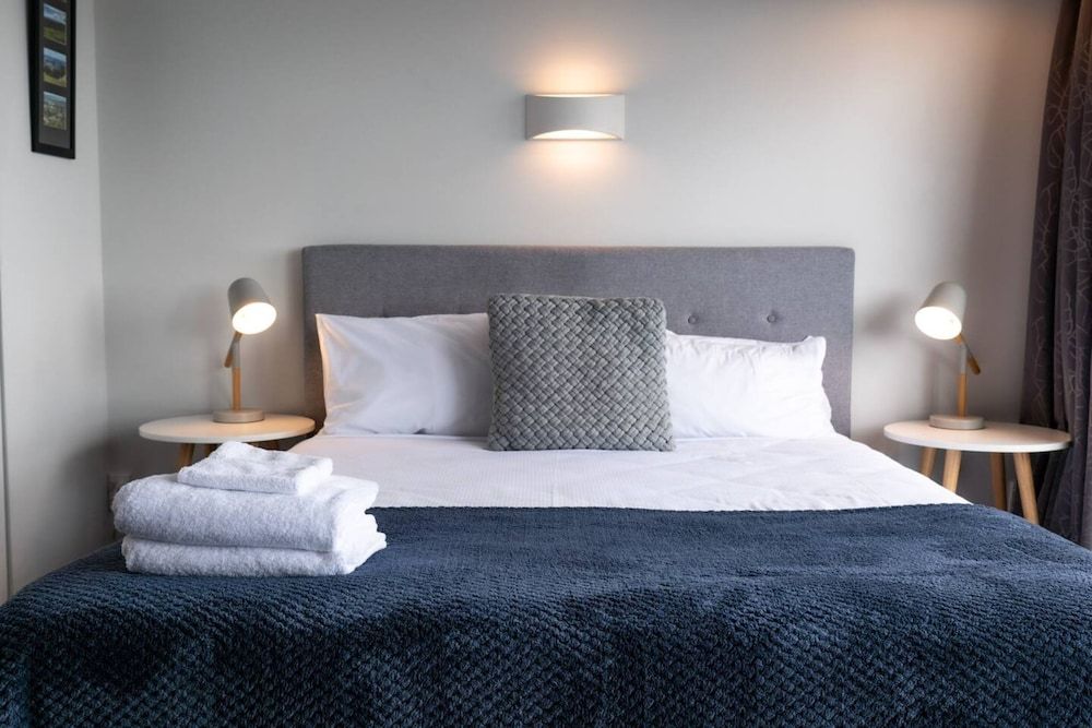 Centrally Located Light-filled Studio w/ Parking Basic Studio, 1 Queen Bed 3