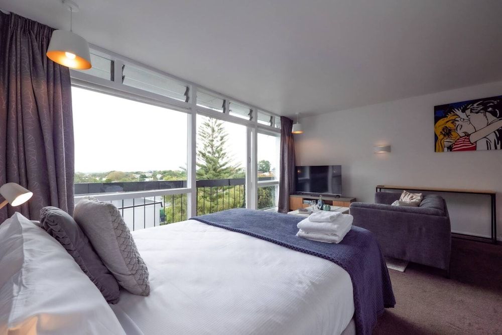 Centrally Located Light-filled Studio w/ Parking Basic Studio, 1 Queen Bed 9