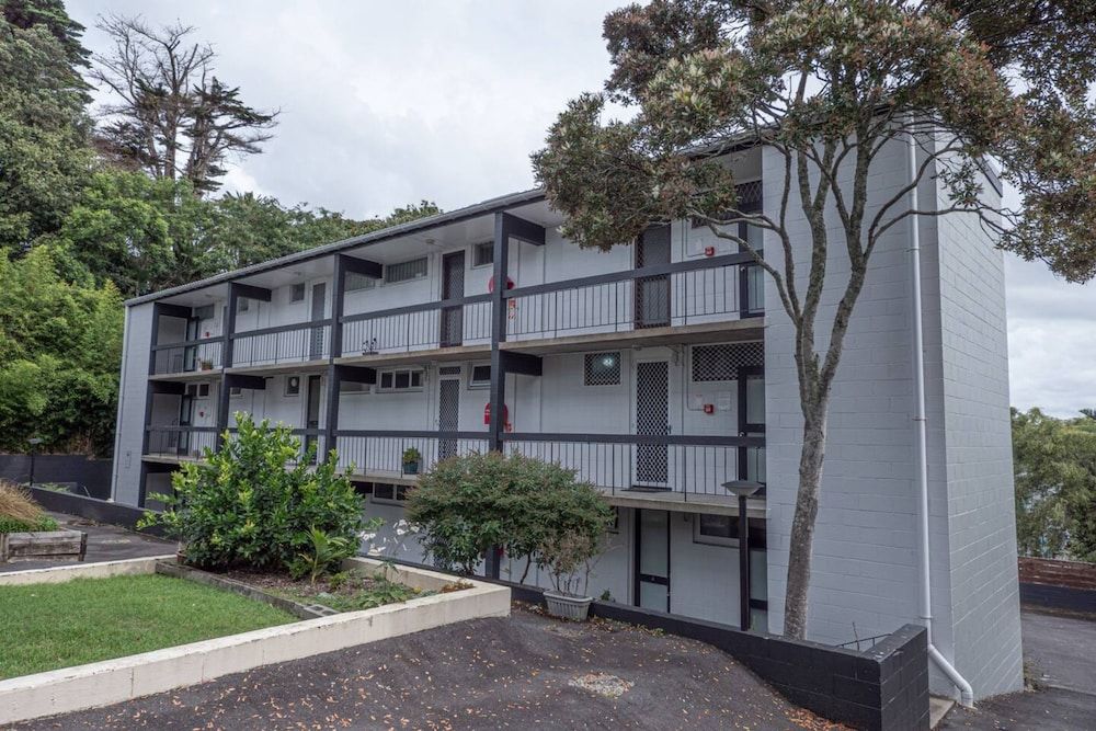 undefined Centrally Located Light-filled Studio w/ Parking 3