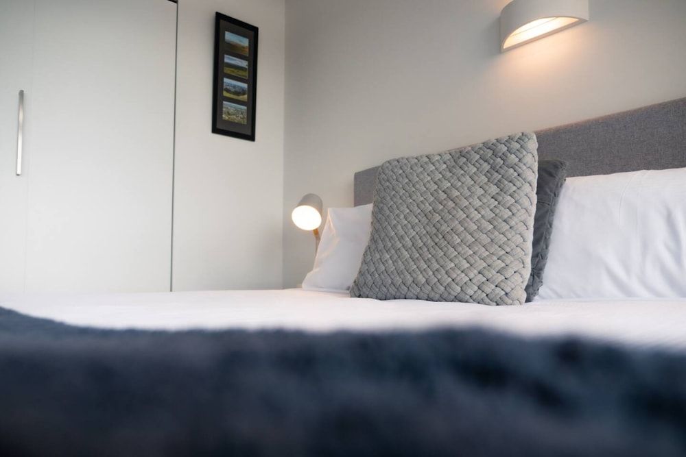 Centrally Located Light-filled Studio w/ Parking Basic Studio, 1 Queen Bed 6