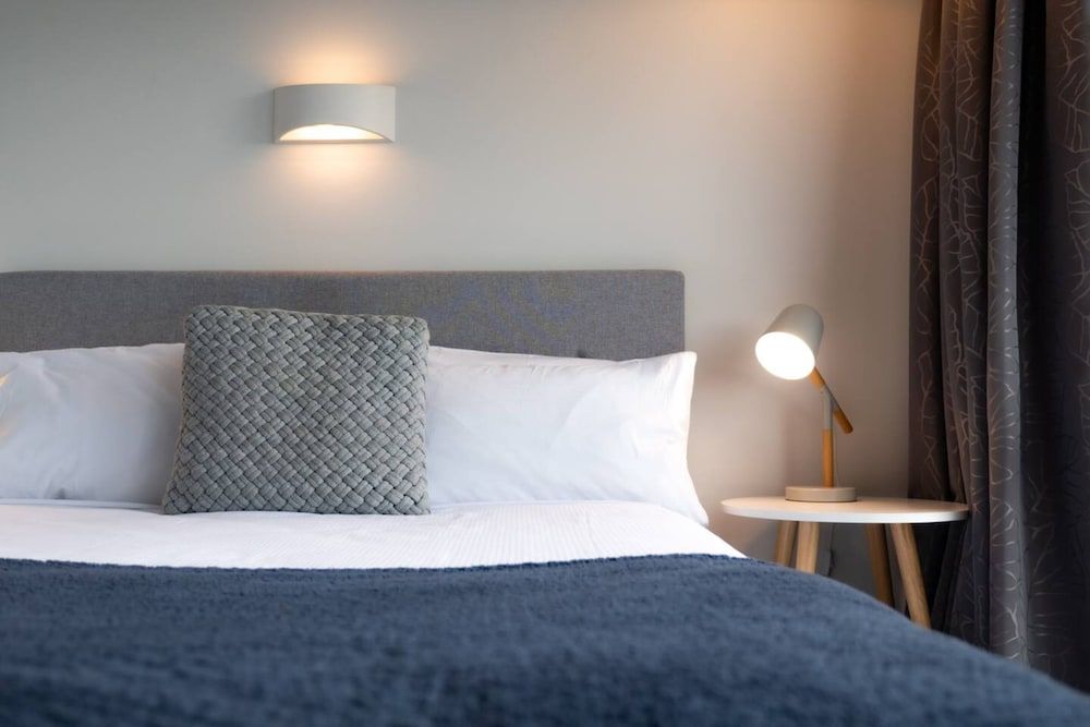 Centrally Located Light-filled Studio w/ Parking Basic Studio, 1 Queen Bed 8