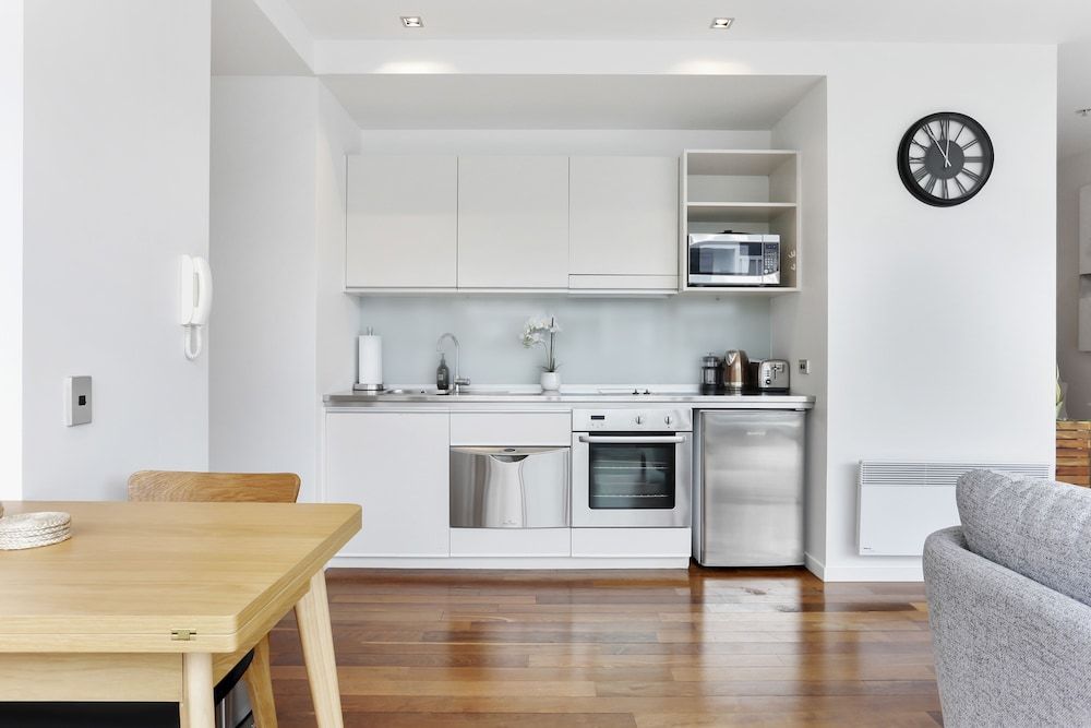 undefined Light and convenient city living 6