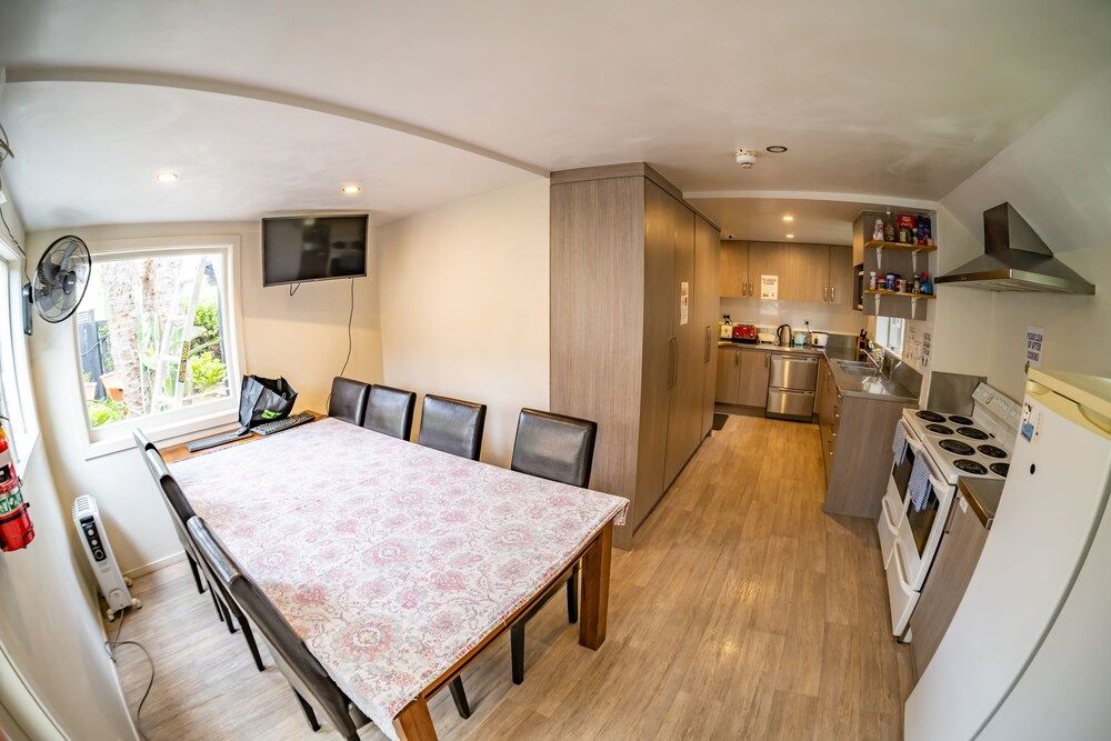 undefined The Red Monkey Travellers' Lodge - Hostel 5