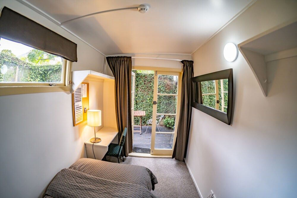 undefined The Red Monkey Travellers' Lodge - Hostel