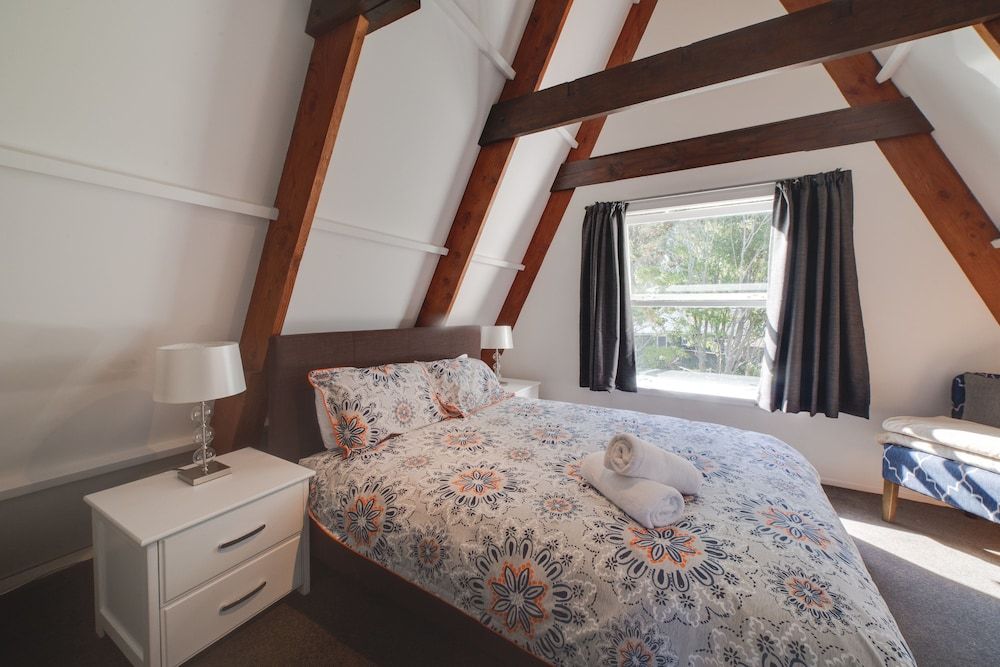 Awesome 3 bed Rotorua Lake House