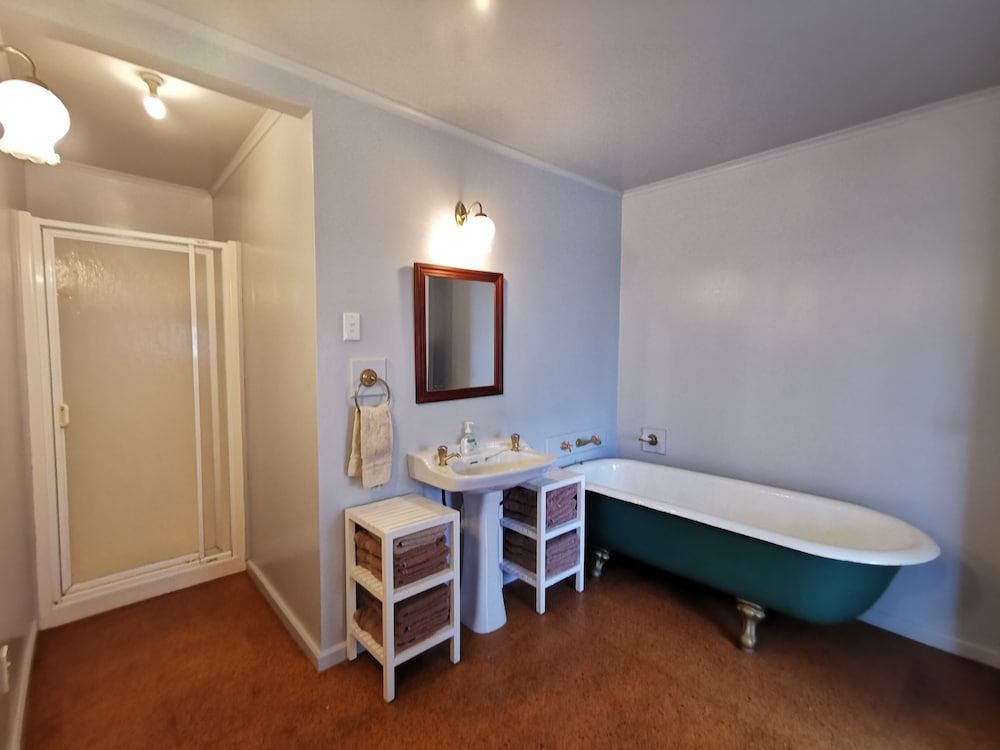 Parakai Geothermal Motel Villa with Private Mineral Hot Pool 7