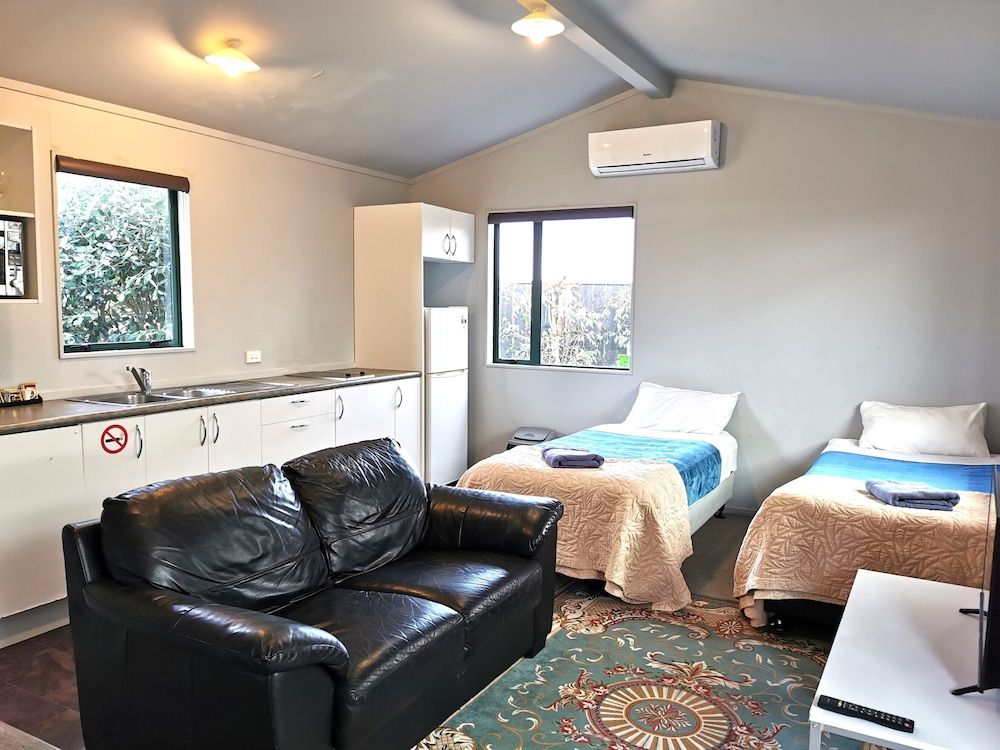 Parakai Geothermal Motel Family Unit with Mineral Hot Pool Unit 7 2