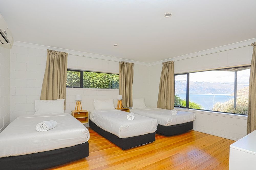 Unit B - Aspen Villa House, 2 Bedrooms, 2 Bathrooms, Lake View 2