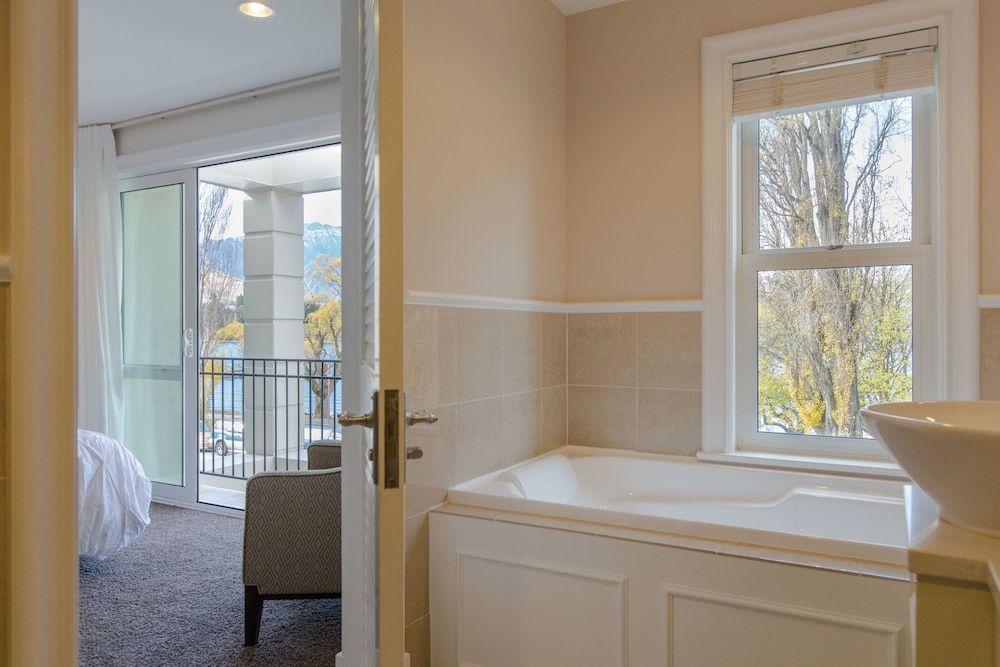 Lake Esplanade Villa Villa, 3 Bedrooms 13