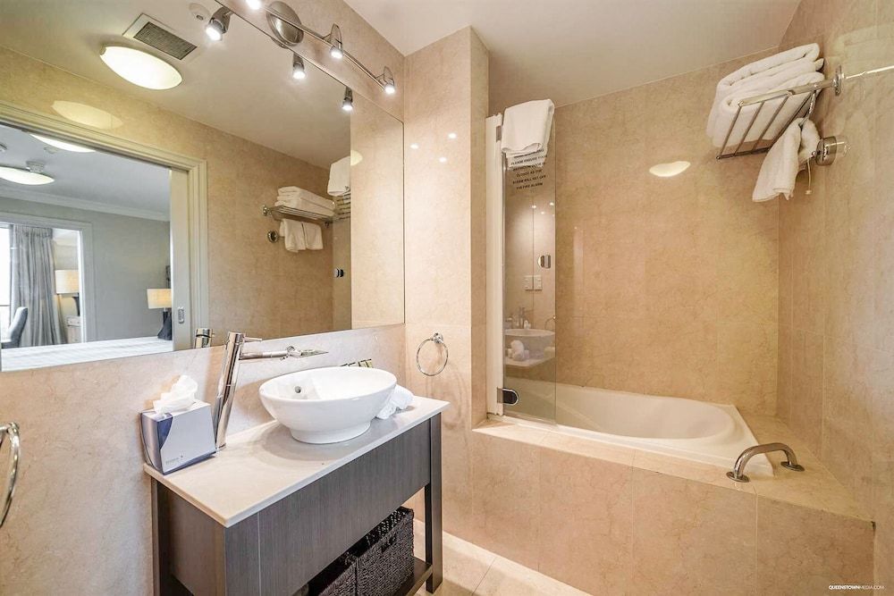 The Beacon - 2 Bedroom Luxe Apartment Private 2 Bedroom Deluxe Apartment 5