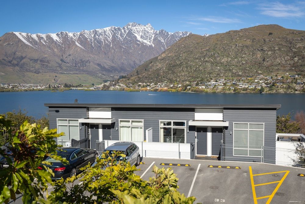 undefined Gorgeous Lake & Mountain View Apartment 2