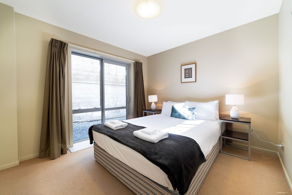 undefined Gorgeous Lake & Mountain View Apartment 4