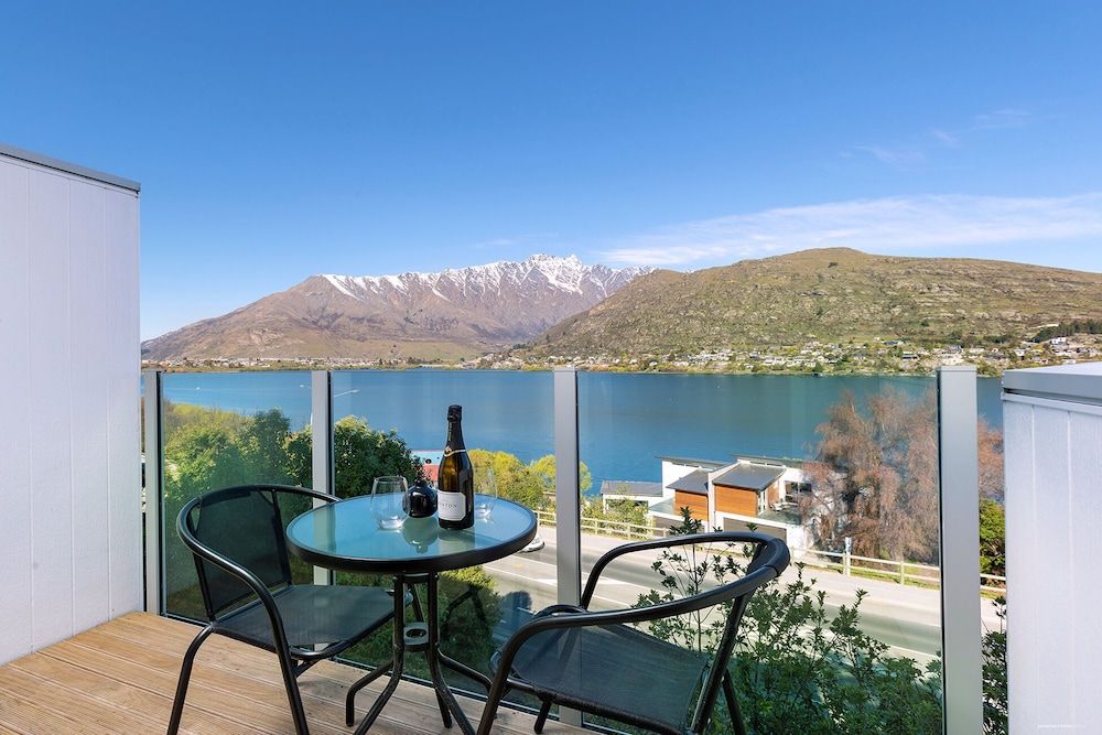 Gorgeous Lake & Mountain View Apartment Private 2 Bedroom Apartment 10