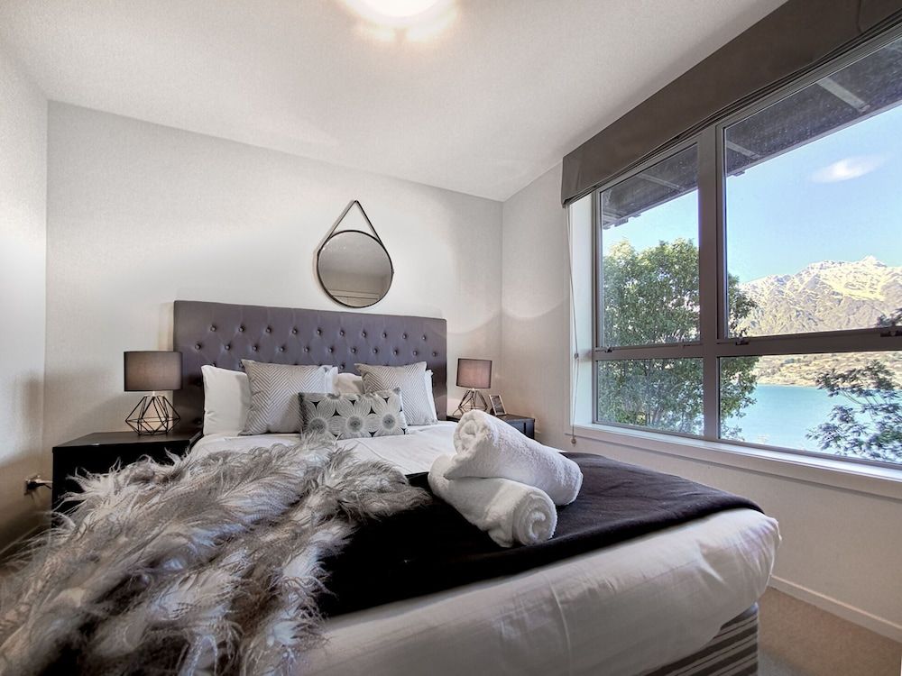 undefined Gorgeous Lake & Mountain View Apartment