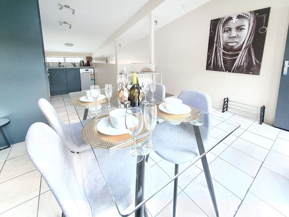 undefined Gorgeous Lake & Mountain View Apartment 6