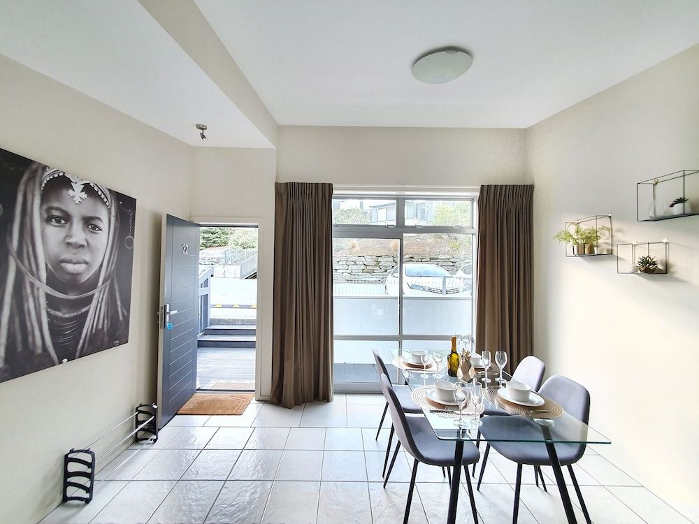 undefined Gorgeous Lake & Mountain View Apartment 7