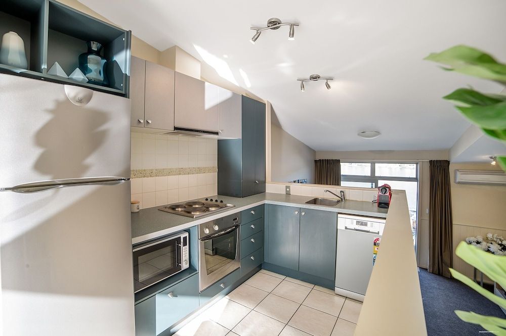 undefined Gorgeous Lake & Mountain View Apartment 8