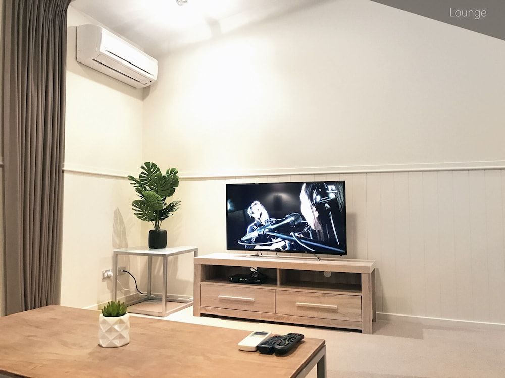 undefined Gorgeous Lake & Mountain View Apartment 9