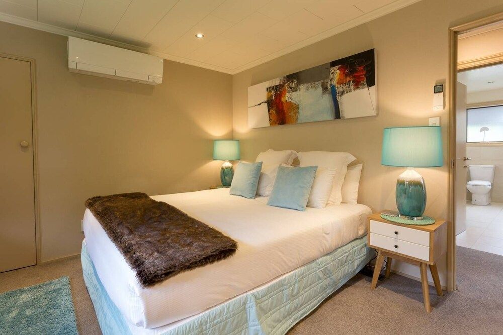 undefined Distinctive Mountain View Spacious Home 4