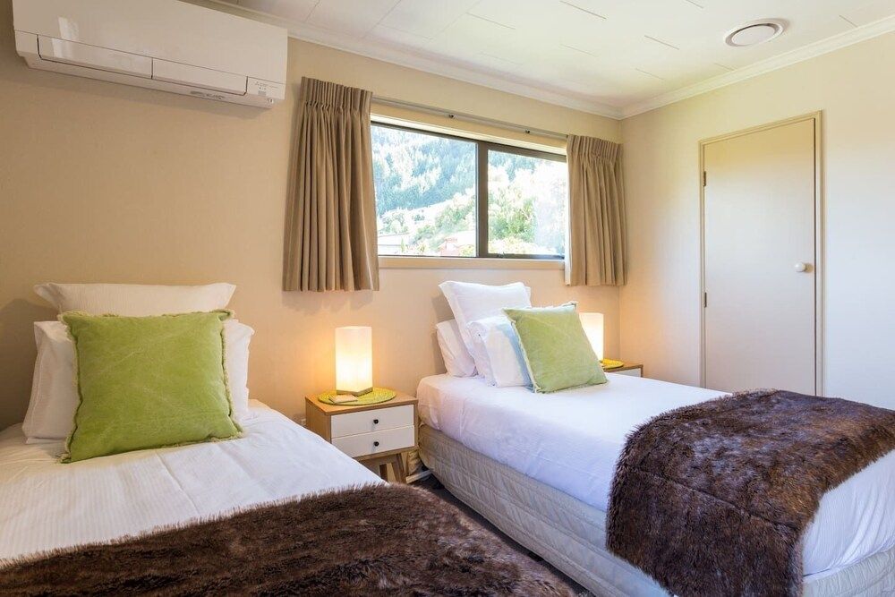 undefined Distinctive Mountain View Spacious Home 10