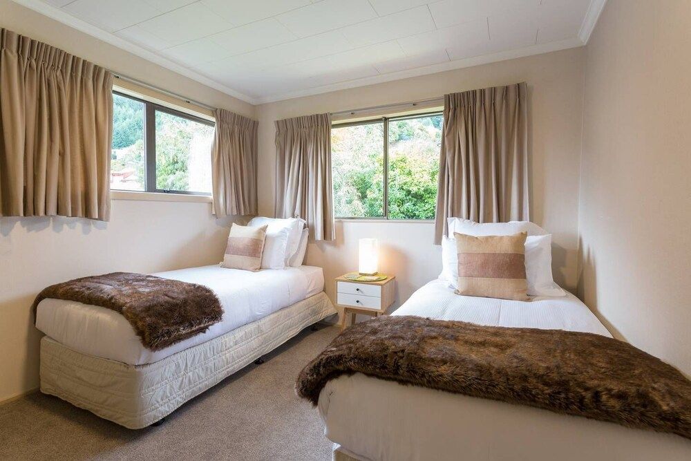 undefined Distinctive Mountain View Spacious Home 3