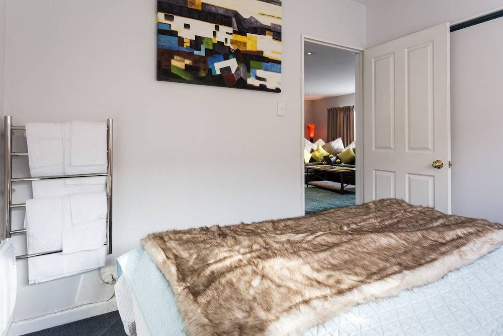 undefined Lake Edge Family Cottage Panoramic View 5