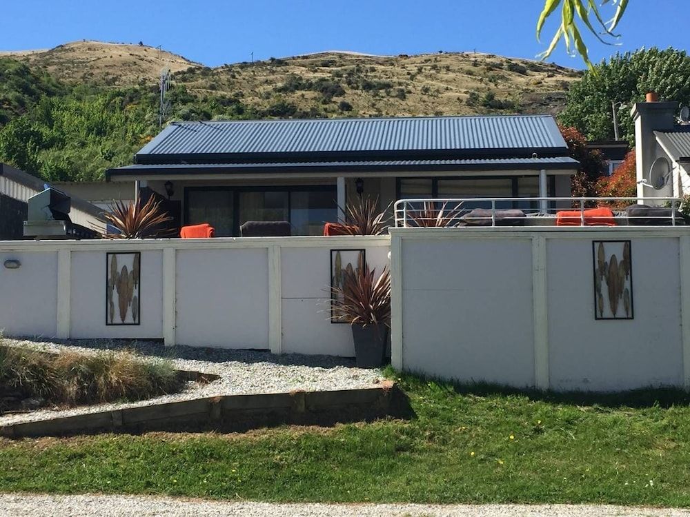 undefined Lake Edge Family Cottage Panoramic View