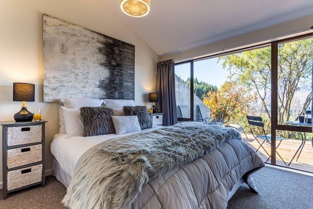 undefined Amazing Lake View Spacious Townhouse with Parking 9