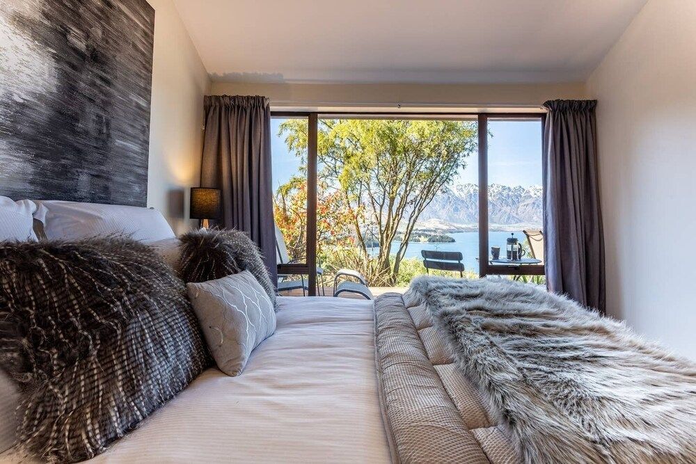 undefined Amazing Lake View Spacious Townhouse with Parking 7