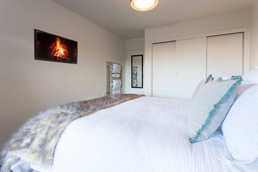 undefined Distinctive Adjacent Two Lake View Townhouses 10