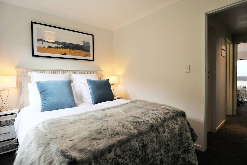 undefined Spacious Lake View Alpine Townhouse Walk TO Town 9