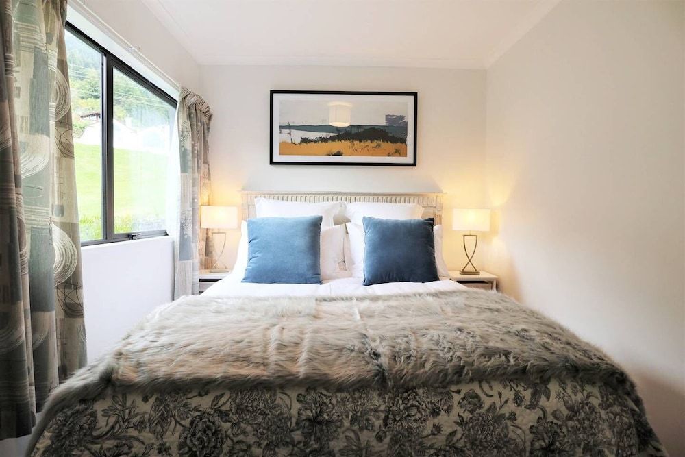 undefined Spacious Lake View Alpine Townhouse Walk TO Town 3