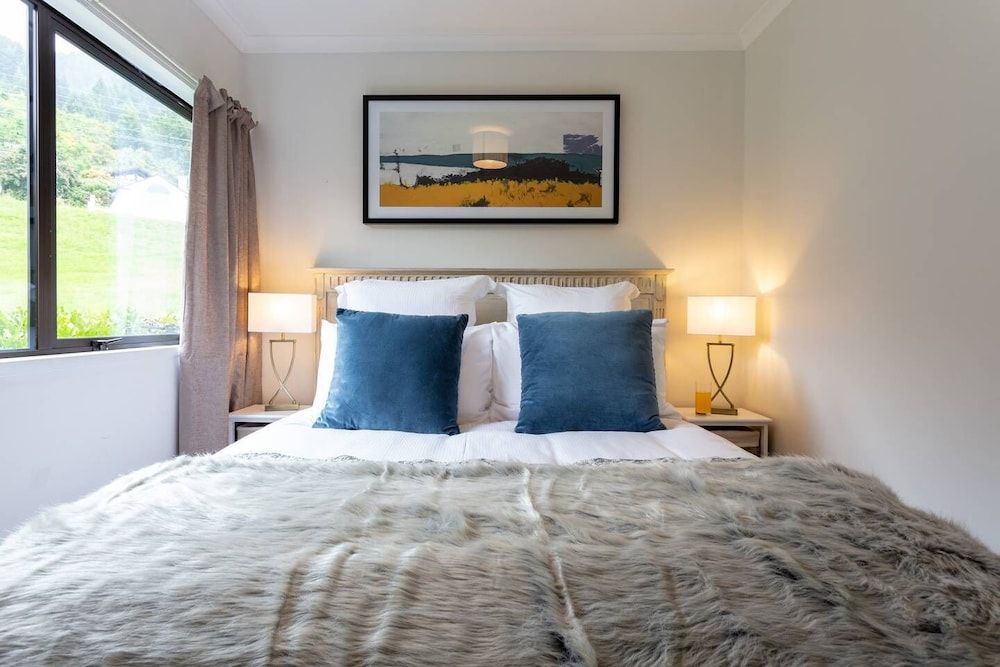 undefined Spacious Lake View Alpine Townhouse Walk TO Town 2