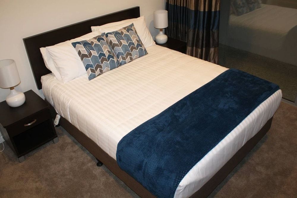 undefined Remarkable Lake View Townhouse Queenstown Hill 6