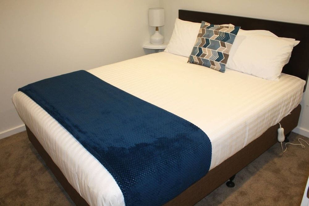 undefined Remarkable Lake View Townhouse Queenstown Hill 7